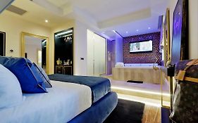 Spanish Diamond Luxury Suites & Jacuzzi